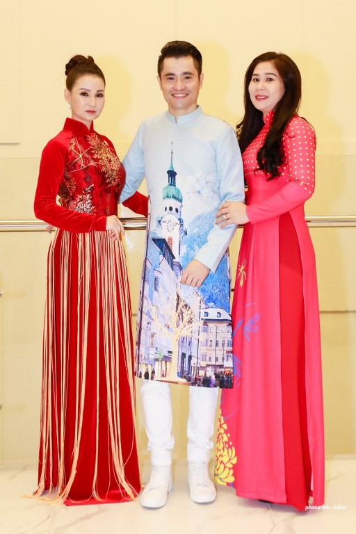 hoa hau quy ba chau a tai my suong dang xuat hien tai viet nam trong ao dai truyen thong