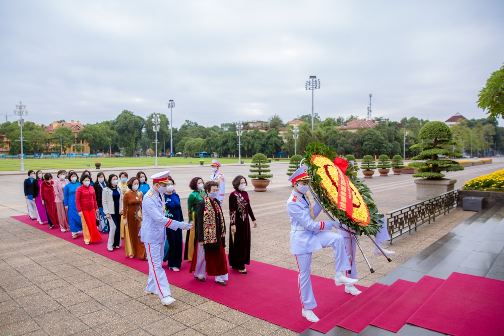 Hội Liên hiệp Phụ nữ Hà Nội dâng hương tưởng niệm Chủ tịch Hồ Chí Minh