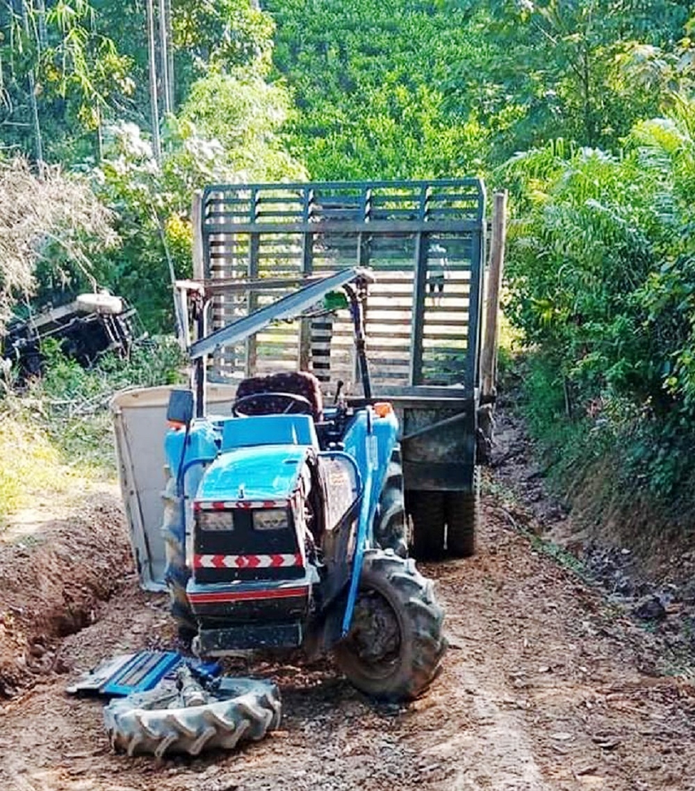 Nghệ An: Xe công nông tuột dốc đè trúng xe máy cày khiến 2 người thương vong