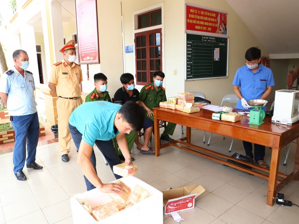 Công an Hà Tĩnh bắt nghi can vận chuyển 31kg ma túy, 12.000 viên hồng phiến