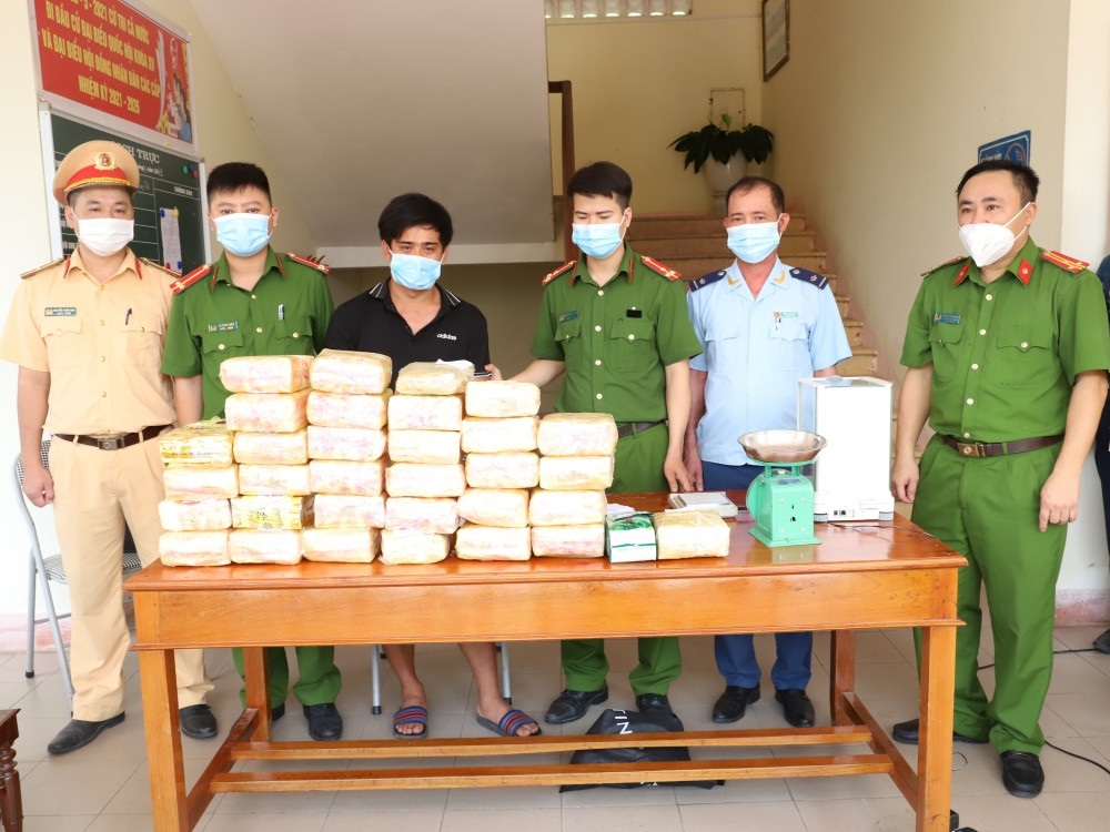 Công an Hà Tĩnh bắt nghi can vận chuyển 31kg ma túy, 12.000 viên hồng phiến