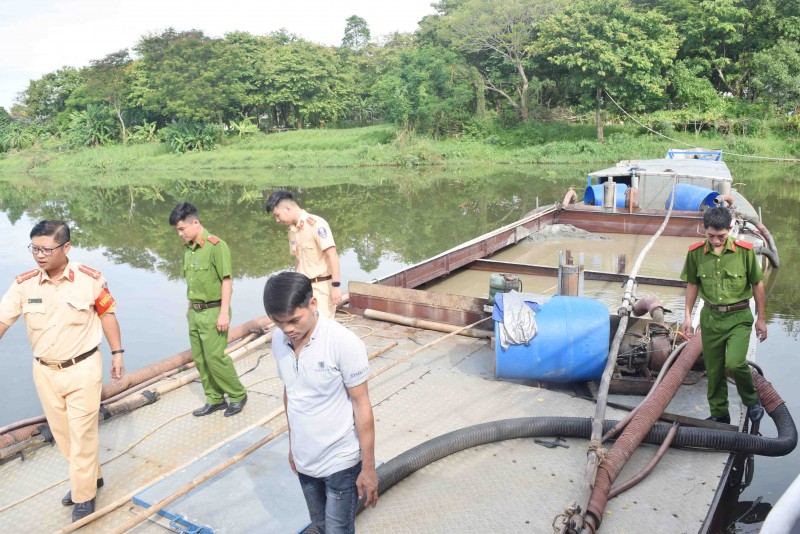 Huế: Phát hiện thuyền khai thác cát trái phép