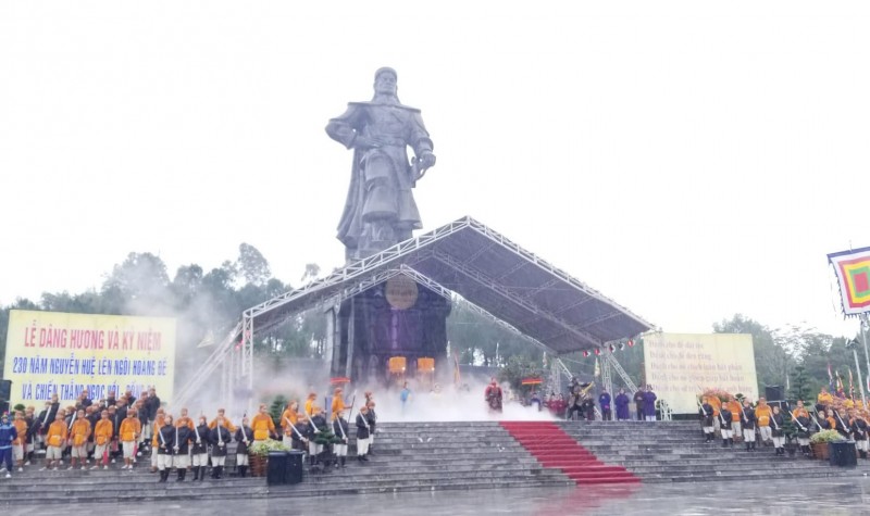 hue tai hien ngay nguyen hue len ngoi hoang de