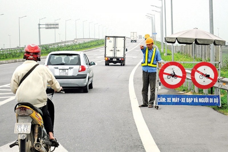 Yêu cầu xử lý nghiêm việc ném đá lên xe ôtô trên cao tốc Hà Nội - Thái Nguyên