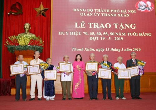 trao tang huy hieu dang cho dang vien lao thanh quan thanh xuan