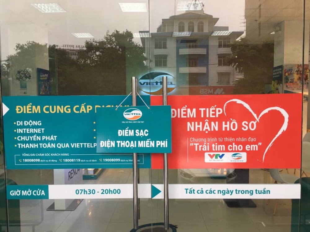 Viettel đảm bảo liên lạc và chia sẻ khó khăn với đồng bào lũ lụt miền Trung