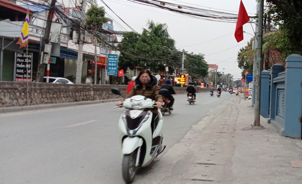 Tham gia giao thông "quên" mũ bảo hiểm ngày Tết