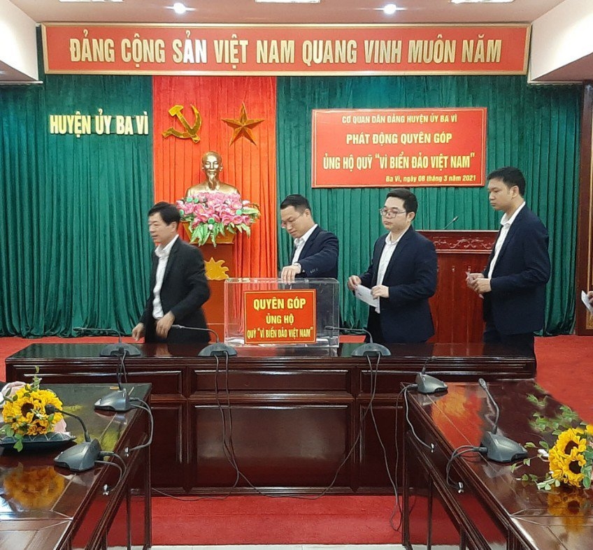 Đoàn viên Công đoàn Cơ quan Dân Đảng huyện Ba Vì ủng hộ Quỹ “Vì biển, đảo Việt Nam”