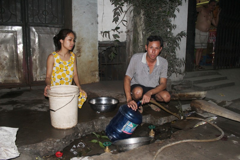 Hàng trăm hộ dân “lao đao” vì bị cắt nước dài ngày