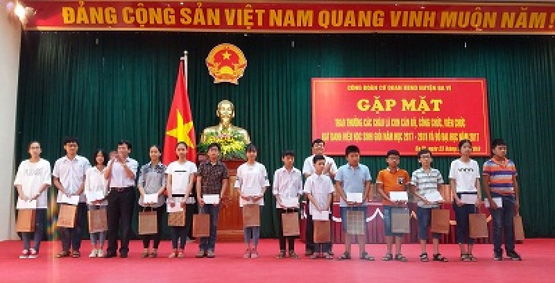 Trao thưởng cho con cán bộ công chức có thành tích học tập tốt