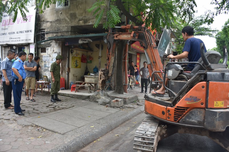 Tăng cường giải tỏa vi phạm lấn chiếm vỉa hè, lòng đường