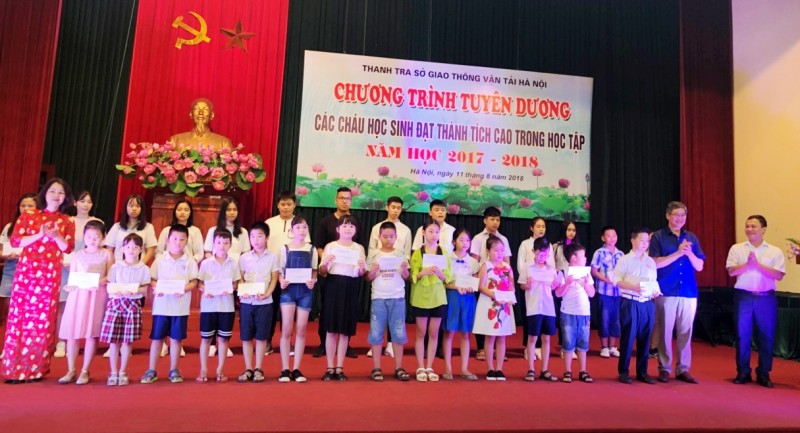 Tuyên dương học sinh có thành tích học tập tốt