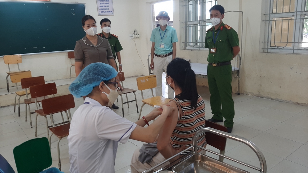 Ba Vì “tăng tốc” tiêm phòng vắc xin và lấy mẫu xét nghiệm Covid-19