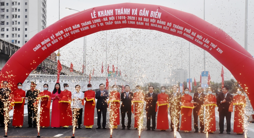 Gắn biển công trình đầu tư xây dựng tuyến đường Vành đai 3 đi thấp qua hồ Linh Đàm