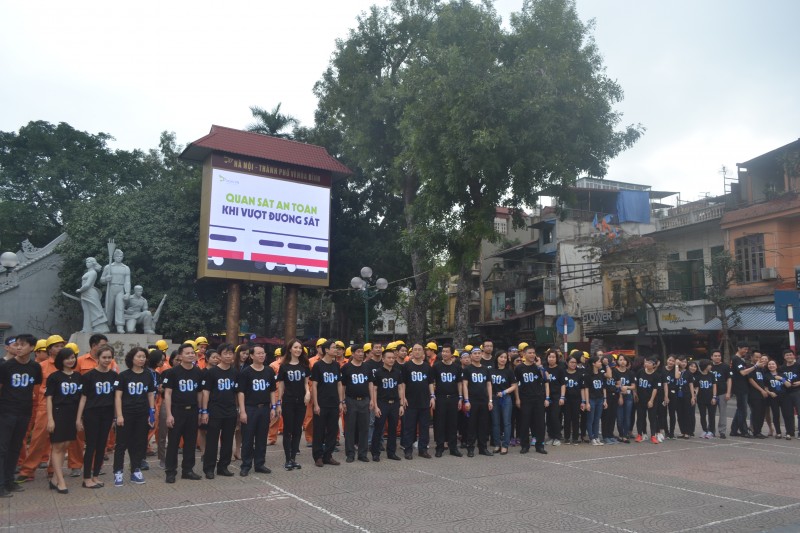 hon 300 cnvc ld evn ha noi di bo huong ung gio trai dat nam 2017