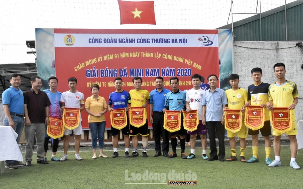 khai mac giai bong da trong cnvcld nganh cong thuong ha noi nam 2020 4