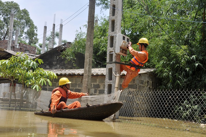 Nỗ lực bảo đảm cấp điện an toàn cho người dân vùng ngập lũ