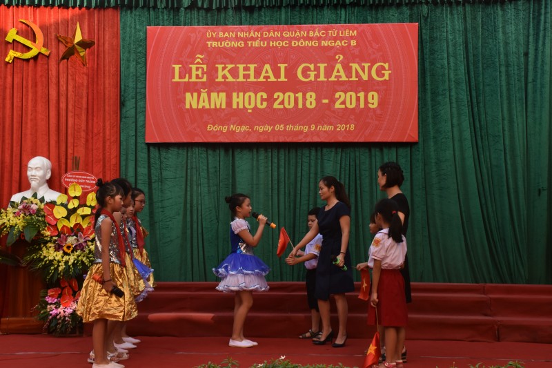 le khai giang ngan gon va vui ve tai truong tieu hoc dong ngac b