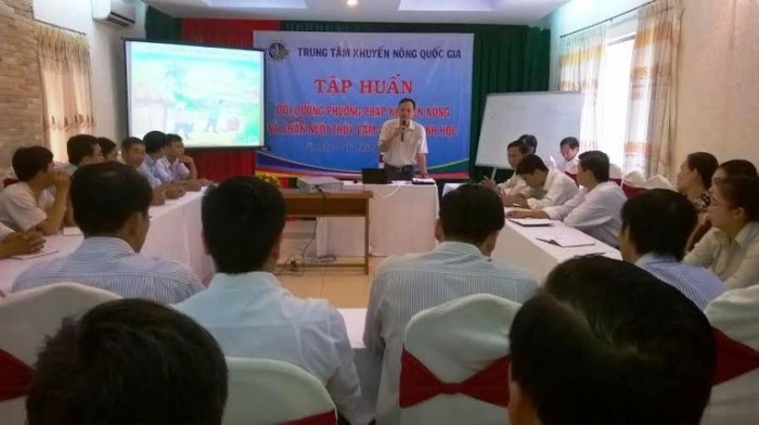 Tập huấn nâng cao kỹ năng trong chăn nuôi gà an toàn sinh học