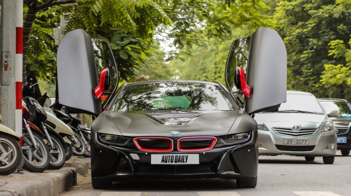 Ngây ngất trước vẻ đẹp của BMW i8 đen mờ tại Hà Nội