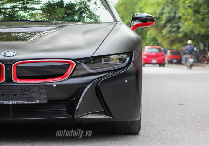 Ngây ngất trước vẻ đẹp của BMW i8 đen mờ tại Hà Nội