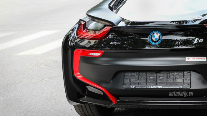 Ngây ngất trước vẻ đẹp của BMW i8 đen mờ tại Hà Nội