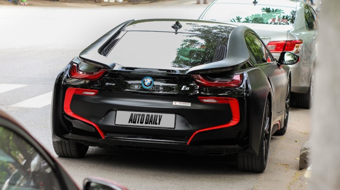 Ngây ngất trước vẻ đẹp của BMW i8 đen mờ tại Hà Nội