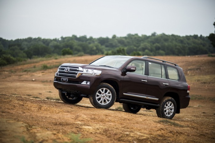 Toyota Land Cruiser 2015 giá 2,825 tỷ