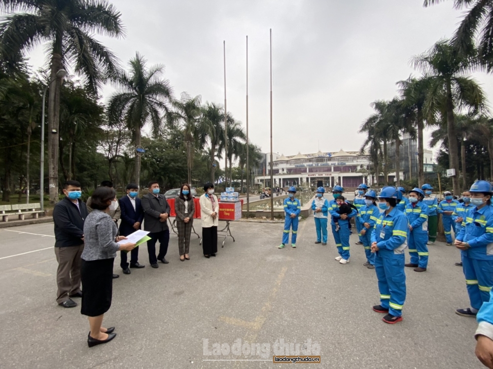 Thăm, tặng quà Tết cho công nhân vệ sinh môi trường Hà Nội