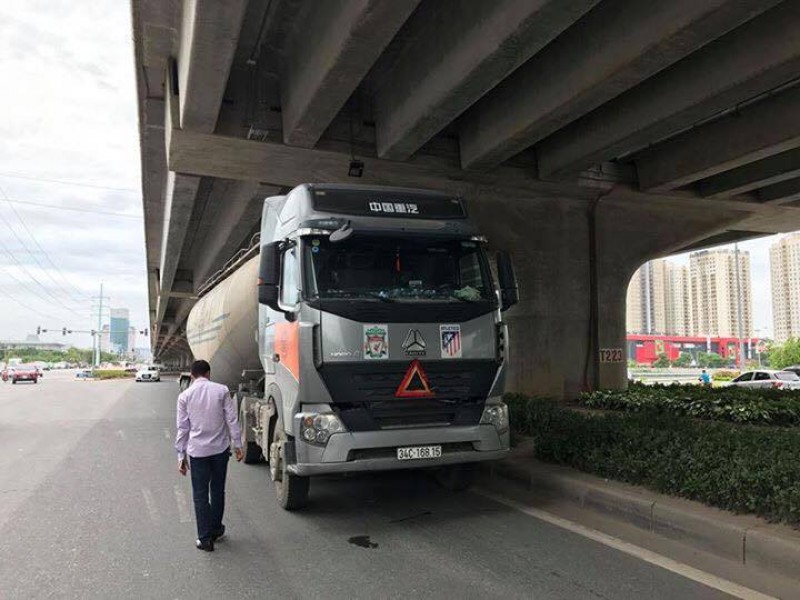 ha noi bi xe bon cuon vao gam co gai tre tu vong tai cho