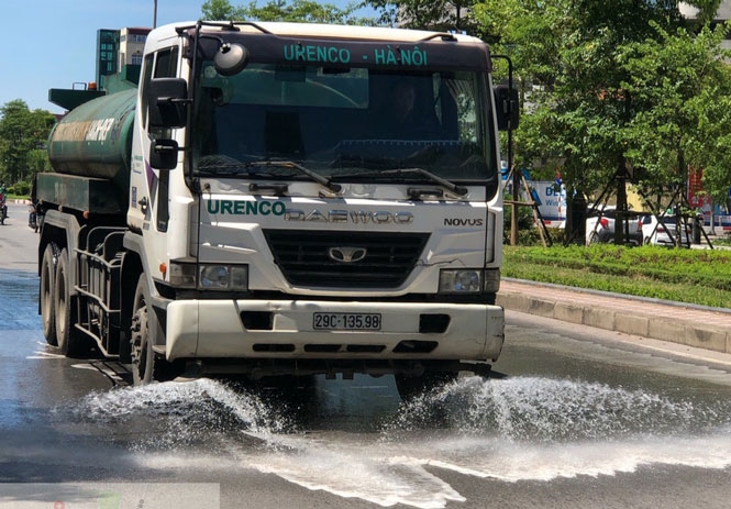 Hà Nội tăng cường phun nước, rửa đường "giảm nhiệt" trong ngày nắng nóng