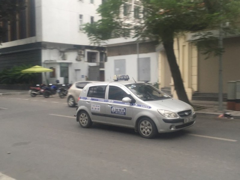 xe taxi bi cam hoat dong tren hang loat tuyen pho ha noi