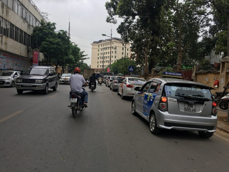 xe taxi quay kin cong benh vien 108