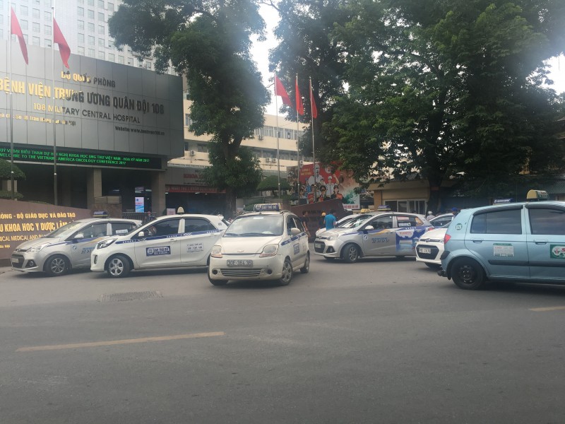 Xe taxi "quây" kín cổng Bệnh viện 108