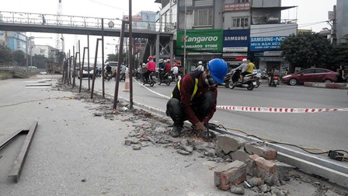 Tháo dỡ rào chắn gây ảnh hưởng giao thông