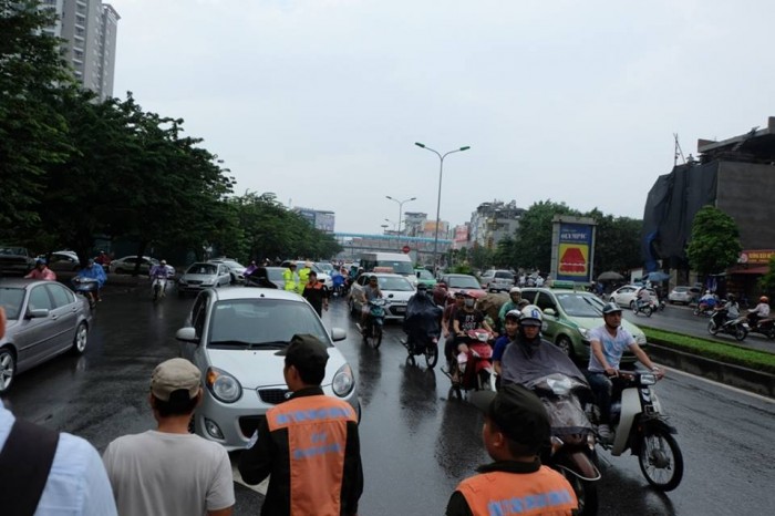 Xe buýt tông hàng loạt xe máy trong hầm Kim Liên