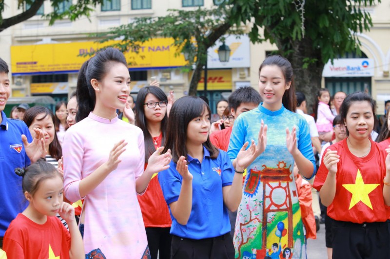 ngoc han my linh thanh tu mac ao dai nhay flashmob o ho guom