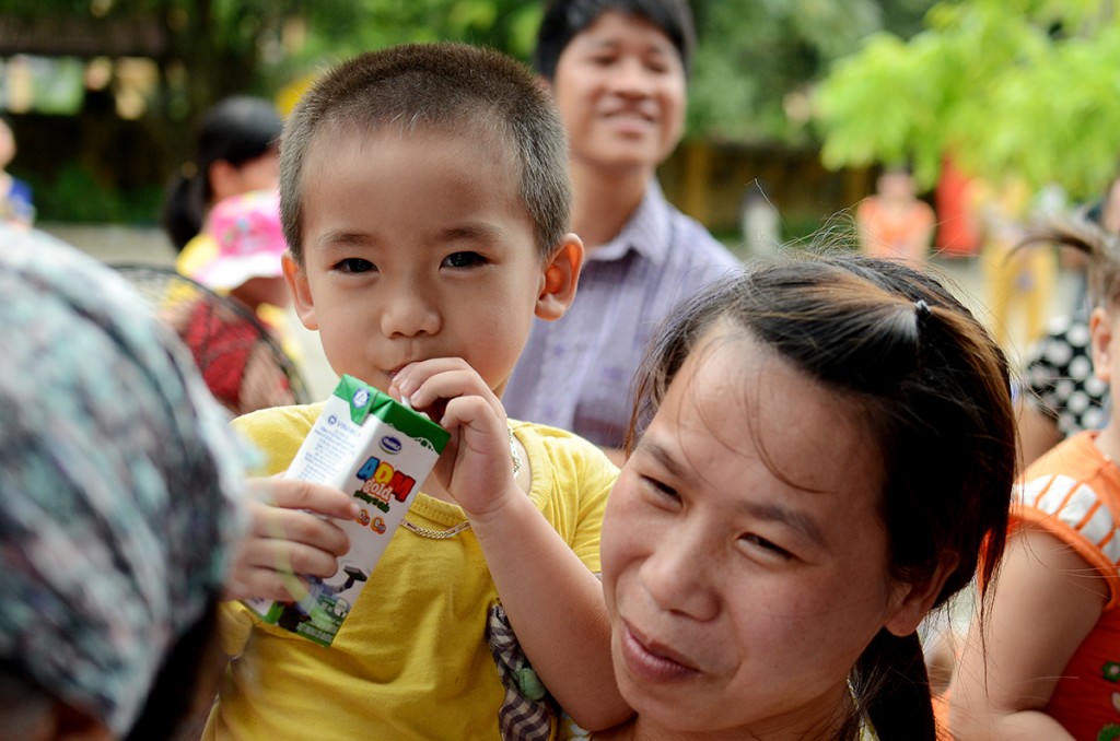 quy sua vuon cao viet nam trao tang sua cho 800 tre em ninh binh