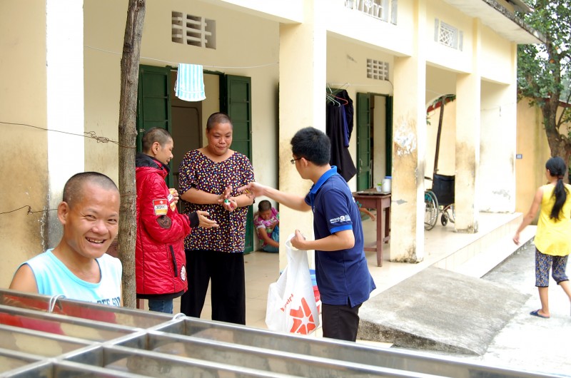 Tặng quà cho người cao tuổi tại TT nuôi dưỡng người già và trẻ tàn tật