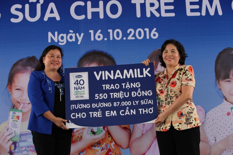 vinamilk trao tang sua cho tre em thanh pho can tho