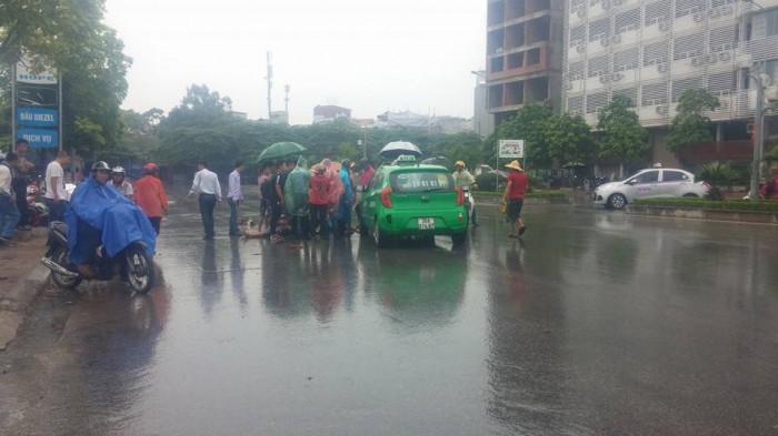 Taxi đi ngược chiều, tông nát bét xe máy, hai người nguy kịch