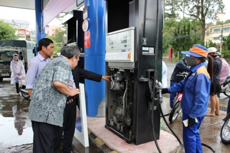 Hà Nội triển khai dán tem niêm phong đồng hồ xăng dầu