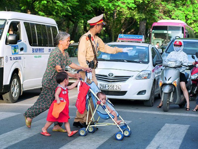 Phải lễ phép với nhân dân