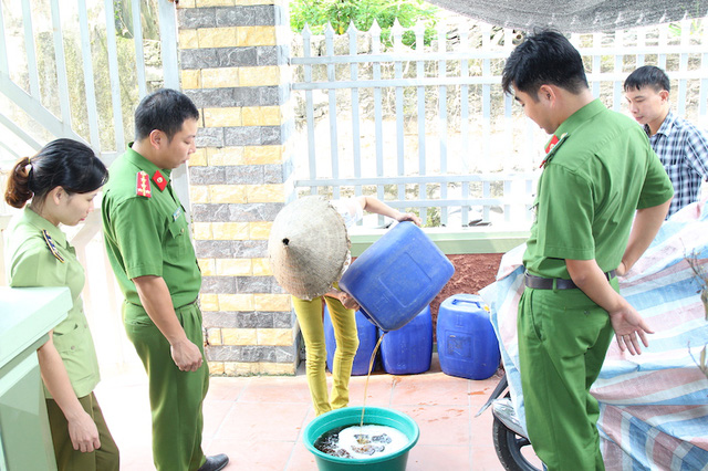 Hơn 100 lít rượu ba kích, ngô, táo mèo làm từ phẩm màu và methanol