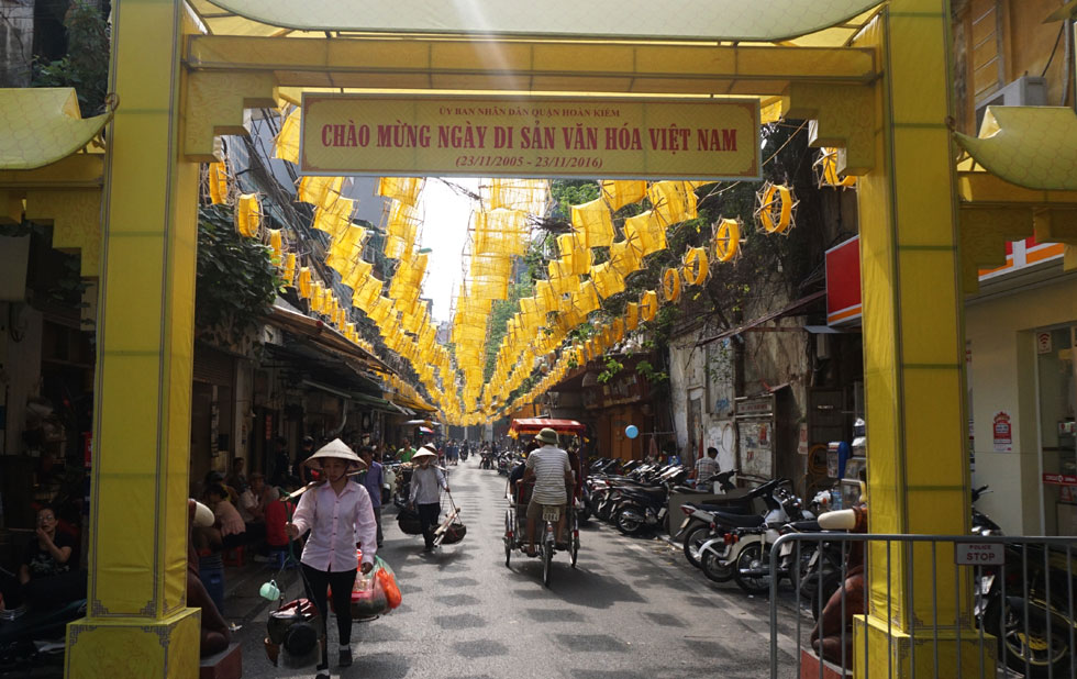 pho co ha noi ruc sac vang ong cua hang tram guong quay to