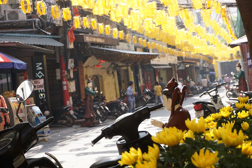 pho co ha noi ruc sac vang ong cua hang tram guong quay to