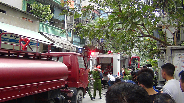 ha noi chay kho chua hoa chat lan sang mot nha dan