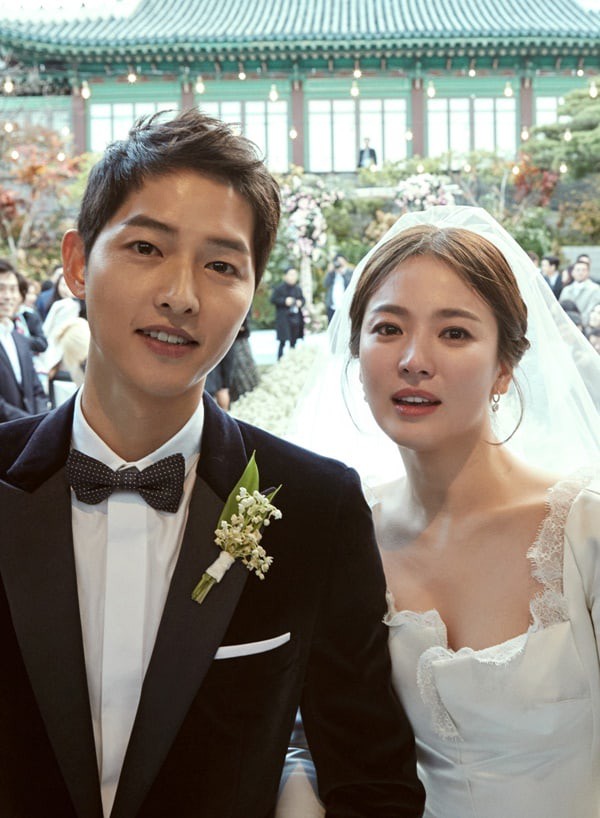 Song Joong Ki và Song Hye Kyo tung ảnh cưới sau hôn lễ