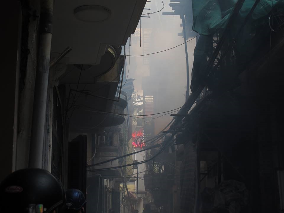 ha noi chu nha di vang ngoi nha 3 tang bat ngo boc chay du doi