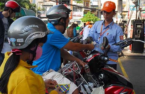 Bất thường trong cách tính thuế xăng ?